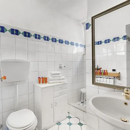 Villa Sleeps 8 Pool Wifi Capri