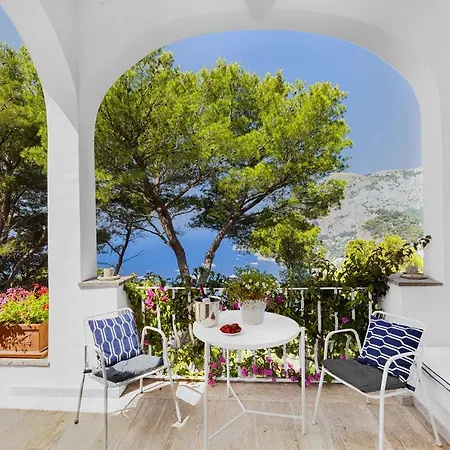 Villa Sleeps 8 Pool Wifi Capri