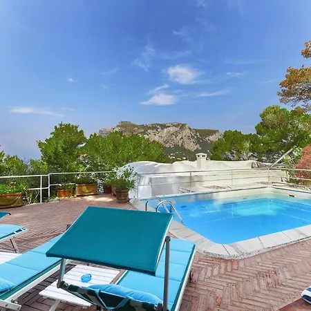 Villa Sleeps 8 Pool Wifi Capri